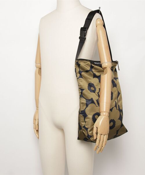 marimekko(マリメッコ)の「Unikko / Neat Crossbody M shoulder bag(ショルダーバッグ・レディース・モカ・FREE)」の12枚目の写真