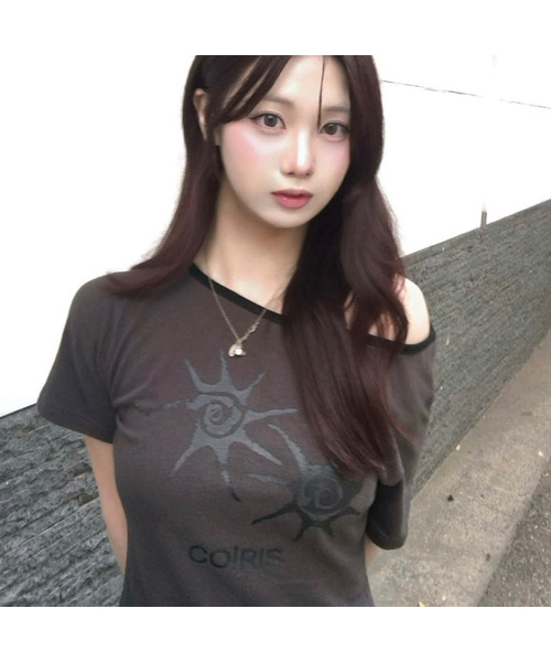 COIRIS(コイリス)の「ソルナワンショルダーカラー配色半袖Tシャツ(13カラー)(Tシャツ/カットソー・レディース・チャコール/イエロー/ブラック/スカイブルー/ブラウン/ライトグレー/グリーン/レッド/ブルー/バーガンディー/ホワイト/カーキ/チャコールグレー/ブラック系・FREE)」の3枚目の写真