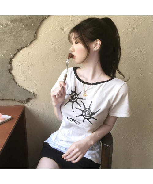 COIRIS(コイリス)の「ソルナワンショルダーカラー配色半袖Tシャツ(13カラー)(Tシャツ/カットソー・レディース・チャコール/イエロー/ブラック/スカイブルー/ブラウン/ライトグレー/グリーン/レッド/ブルー/バーガンディー/ホワイト/カーキ/チャコールグレー/ブラック系・FREE)」の2枚目の写真