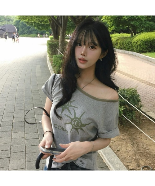 COIRIS(コイリス)の「ソルナワンショルダーカラー配色半袖Tシャツ(13カラー)(Tシャツ/カットソー・レディース・チャコール/イエロー/ブラック/スカイブルー/ブラウン/ライトグレー/グリーン/レッド/ブルー/バーガンディー/ホワイト/カーキ/チャコールグレー/ブラック系・FREE)」の5枚目の写真