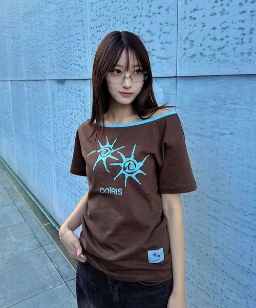 COIRIS(コイリス)の「ソルナワンショルダーカラー配色半袖Tシャツ(13カラー)(Tシャツ/カットソー・レディース・チャコール/イエロー/ブラック/スカイブルー/ブラウン/ライトグレー/グリーン/レッド/ブルー/バーガンディー/ホワイト/カーキ/チャコールグレー/ブラック系・FREE)」の17枚目の写真