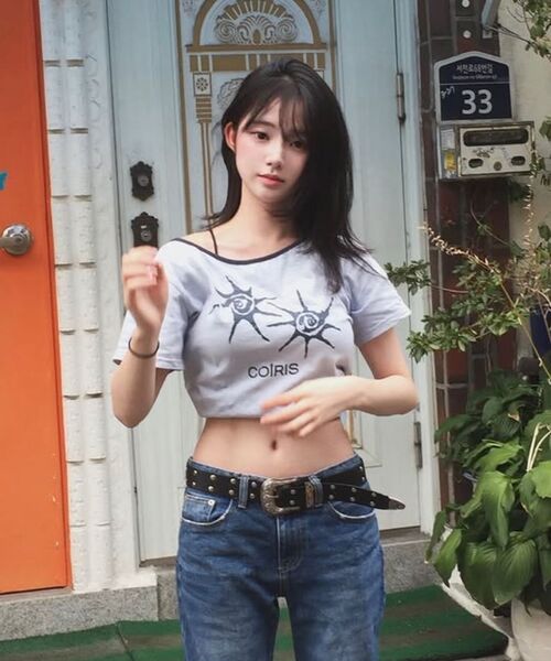 COIRIS(コイリス)の「ソルナワンショルダーカラー配色半袖Tシャツ(13カラー)(Tシャツ/カットソー・レディース・チャコール/イエロー/ブラック/スカイブルー/ブラウン/ライトグレー/グリーン/レッド/ブルー/バーガンディー/ホワイト/カーキ/チャコールグレー/ブラック系・FREE)」の22枚目の写真