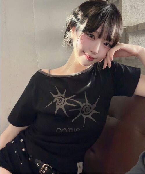 COIRIS(コイリス)の「ソルナワンショルダーカラー配色半袖Tシャツ(13カラー)(Tシャツ/カットソー・レディース・チャコール/イエロー/ブラック/スカイブルー/ブラウン/ライトグレー/グリーン/レッド/ブルー/バーガンディー/ホワイト/カーキ/チャコールグレー/ブラック系・FREE)」の4枚目の写真