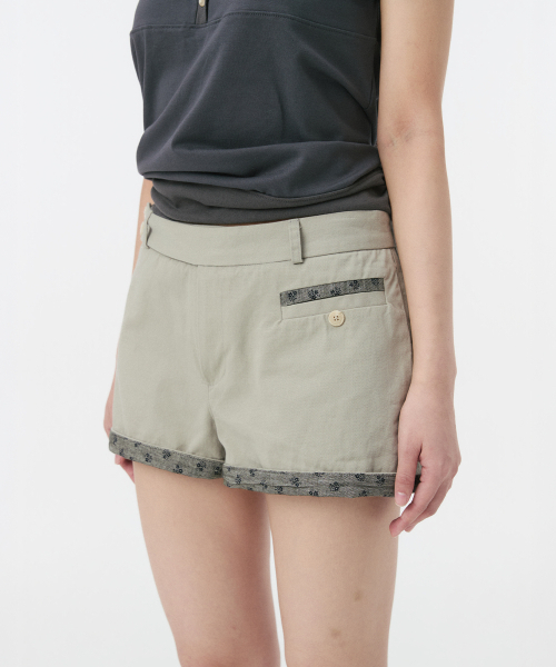 OHESHIO(オヘシオ)の「FLORAL DETAIL COTTON SHORTS, KHAKI GRAY(その他パンツ・レディース・その他・1/2)」の4枚目の写真
