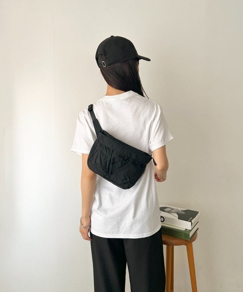 NATURALIST（ナチュラリスト）の「[軽量]フロントタック ミニショルダーバッグ/ナイロン素材（ボディバッグ/ウエストポーチ・レディース・ネイビー/ブラック/ホワイト/ピンク・FREE）」の7枚目の写真