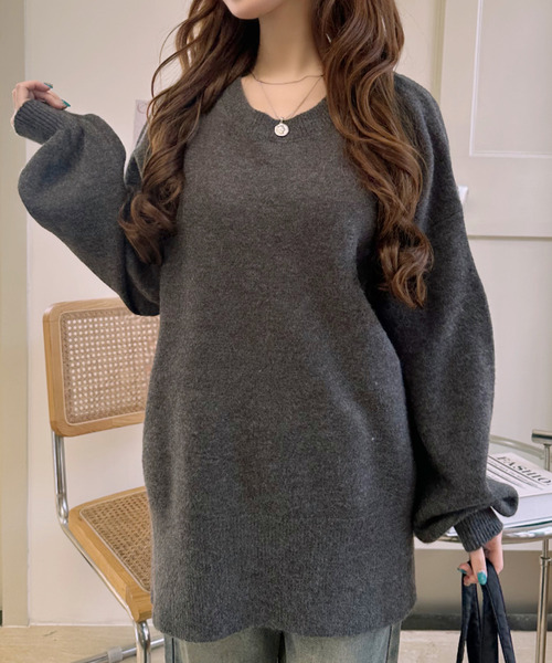 Ada.(エイダ)の「ドロップショルダー サイドスリット オーバーサイズ クルーネック ニット(ニット/セーター・レディース・ネイビー/レッド/チャコール/アイボリー・FREE)」の2枚目の写真