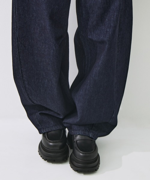 STUDIOUS(ステュディオス)の「【STUDIOUS/ステュディオス】Damaged Barrel Leg Jeans/ダメージバレルレッグジーンズ/美脚デニム/小尻効果(デニムパンツ・レディース・インディゴブルー・2/1)」の12枚目の写真
