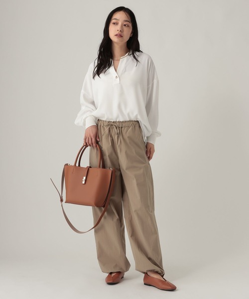 Elura(エルーラ)の「【ON/OFFで着まわせる】バックサテンスキッパーブラウス/1071893(シャツ/ブラウス・レディース・ブラウン/ブラック/ホワイト・FREE)」の4枚目の写真