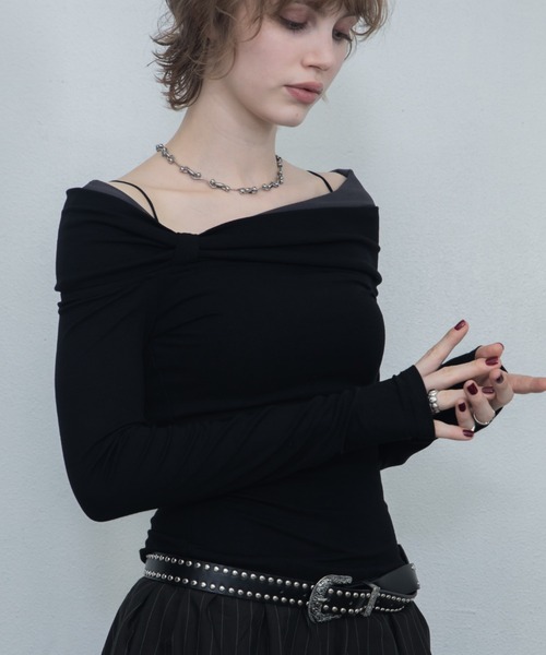 uyu.(ウユ)の「オフショル配色レイヤードトップス(Tシャツ/カットソー・レディース・ブラウン/ブラック/ブルー・FREE)」の2枚目の写真