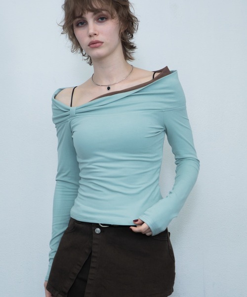 uyu.(ウユ)の「オフショル配色レイヤードトップス(Tシャツ/カットソー・レディース・ブラウン/ブラック/ブルー・FREE)」の9枚目の写真