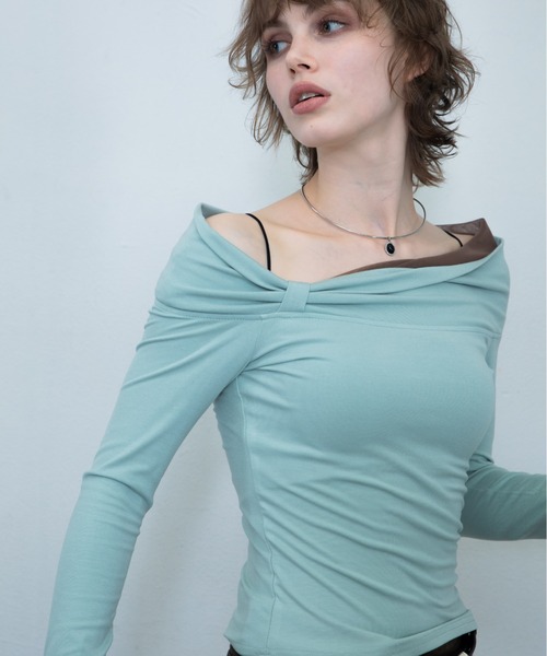 uyu.(ウユ)の「オフショル配色レイヤードトップス(Tシャツ/カットソー・レディース・ブラウン/ブラック/ブルー・FREE)」の20枚目の写真