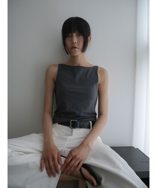 LYNTE（リンテ）の「ボートネックシルケットスリーブレスダークグレー（Tシャツ/カットソー・レディース・ブラック/チャコール/ベージュ/アイボリー・FREE）」の4枚目の写真