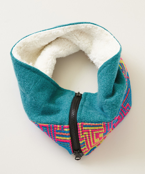 チャイハネ(チャイハネ)の「【チャイハネ】エスニック柄ボア付きネックウォーマー(ネックウォーマー/スヌード・レディース・ブラック/ブルー/ベージュ/オレンジ・FREE)」の4枚目の写真