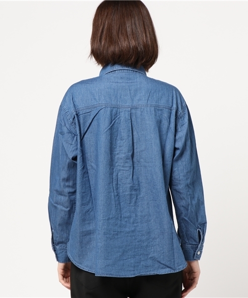 Honeys(ハニーズ)の「デニムシャツ(シャツ/ブラウス・レディース・ライトインディゴブルー/ブルー・M/LL/L)」の5枚目の写真