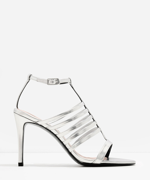 CHARLES & KEITH（チャールズ & キース）の「ケージTバーサンダル  / CAGED T-BAR SANDALS（サンダル・レディース・アイボリー/ブラック/シルバー・23cm/24.5cm/23.5cm/24cm）」の3枚目の写真