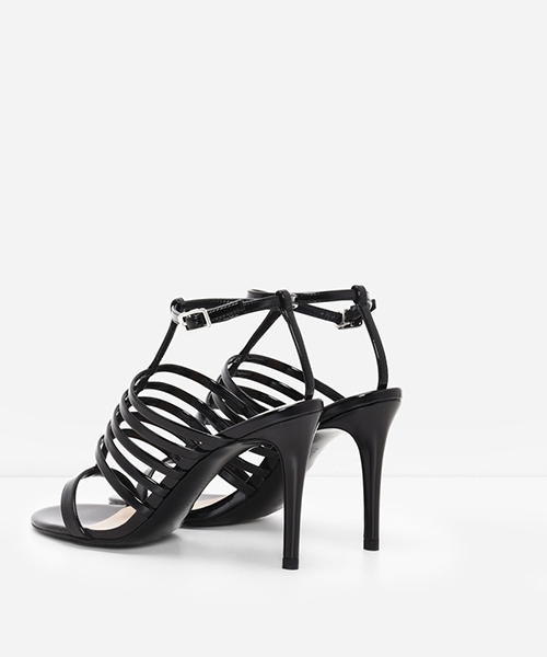 CHARLES & KEITH（チャールズ & キース）の「ケージTバーサンダル  / CAGED T-BAR SANDALS（サンダル・レディース・アイボリー/ブラック/シルバー・23cm/24.5cm/23.5cm/24cm）」の5枚目の写真