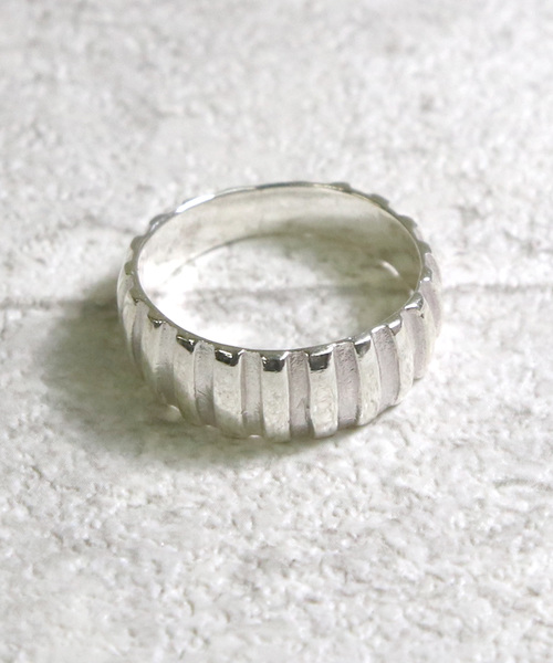 YArKA（ヤーカ）の「【YArKA/ヤーカ】silver925 3d stripe ring[ritta]/立体ストライプリング シルバー925（リング・レディース・ブラック/シルバー/ゴールド・#13/#17/#15/#11）」の2枚目の写真