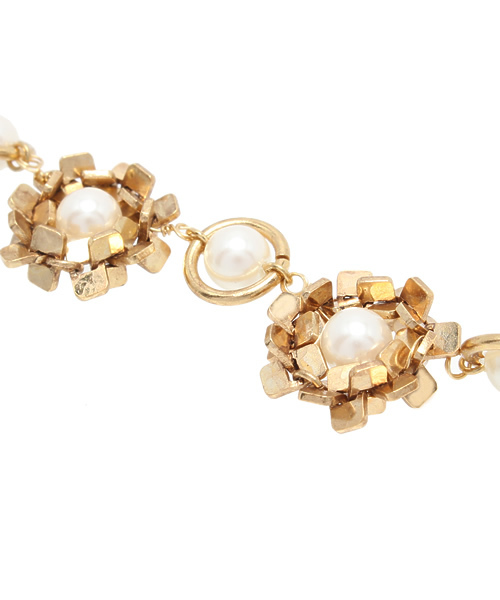 AMERICAN RAG CIE（アメリカンラグシー）の「コットンパールフラワーネックレス/201-AKZ-TMAR106（ネックレス・レディース・ゴールド・ONE SIZE）」の2枚目の写真