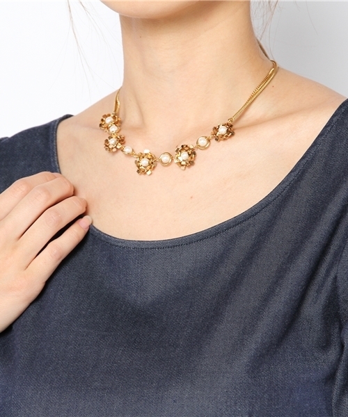 AMERICAN RAG CIE（アメリカンラグシー）の「コットンパールフラワーネックレス/201-AKZ-TMAR106（ネックレス・レディース・ゴールド・ONE SIZE）」の4枚目の写真