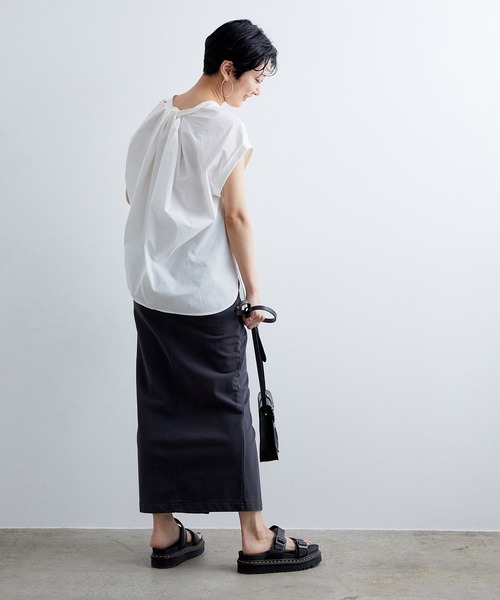 ADAM ET ROPE'（アダムエロペ）の「バックツイストノースリーブシャツ（シャツ/ブラウス・レディース・オフホワイト/サックスブルー・FREE）」の5枚目の写真