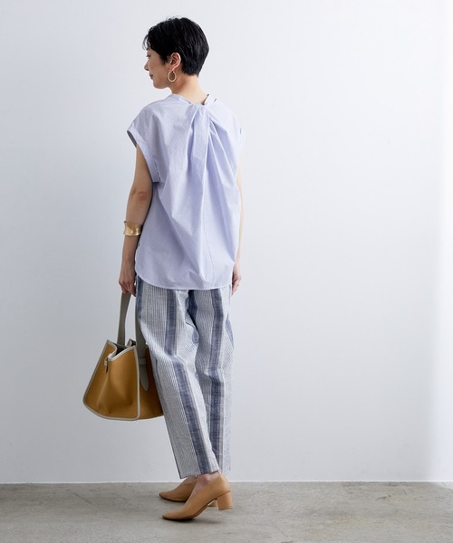 ADAM ET ROPE'（アダムエロペ）の「バックツイストノースリーブシャツ（シャツ/ブラウス・レディース・オフホワイト/サックスブルー・FREE）」の7枚目の写真