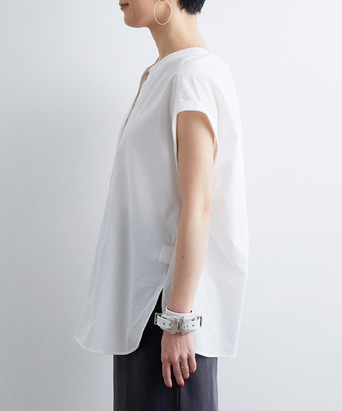 ADAM ET ROPE'（アダムエロペ）の「バックツイストノースリーブシャツ（シャツ/ブラウス・レディース・オフホワイト/サックスブルー・FREE）」の9枚目の写真