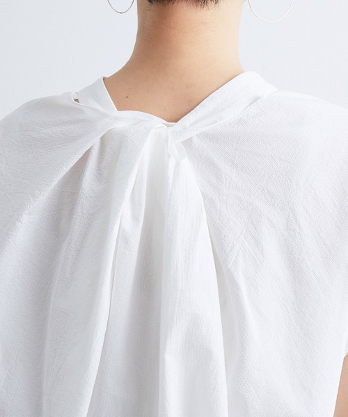 ADAM ET ROPE'（アダムエロペ）の「バックツイストノースリーブシャツ（シャツ/ブラウス・レディース・オフホワイト/サックスブルー・FREE）」の11枚目の写真