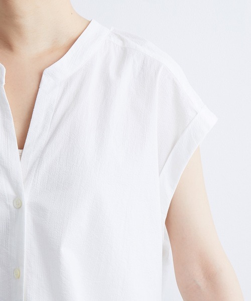 ADAM ET ROPE'（アダムエロペ）の「バックツイストノースリーブシャツ（シャツ/ブラウス・レディース・オフホワイト/サックスブルー・FREE）」の13枚目の写真