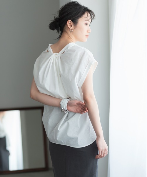 ADAM ET ROPE'（アダムエロペ）の「バックツイストノースリーブシャツ（シャツ/ブラウス・レディース・オフホワイト/サックスブルー・FREE）」の17枚目の写真