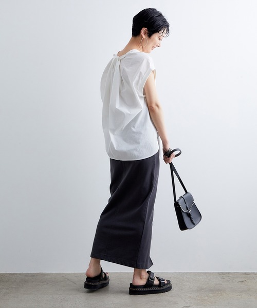 ADAM ET ROPE'（アダムエロペ）の「バックツイストノースリーブシャツ（シャツ/ブラウス・レディース・オフホワイト/サックスブルー・FREE）」の22枚目の写真