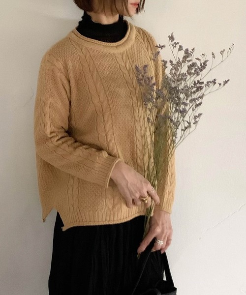 muure(ミュール)の「サイドスリットクルーネックケーブルニット(ニット/セーター・レディース・アイボリー/カーキ/ベージュ・FREE)」の2枚目の写真