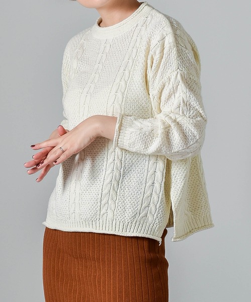 muure(ミュール)の「サイドスリットクルーネックケーブルニット(ニット/セーター・レディース・アイボリー/カーキ/ベージュ・FREE)」の4枚目の写真