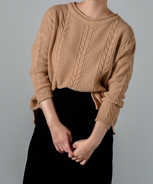 muure(ミュール)の「サイドスリットクルーネックケーブルニット(ニット/セーター・レディース・アイボリー/カーキ/ベージュ・FREE)」の5枚目の写真