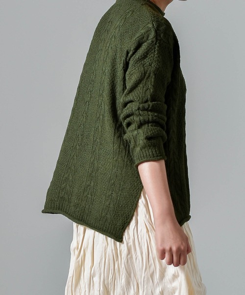 muure(ミュール)の「サイドスリットクルーネックケーブルニット(ニット/セーター・レディース・アイボリー/カーキ/ベージュ・FREE)」の6枚目の写真