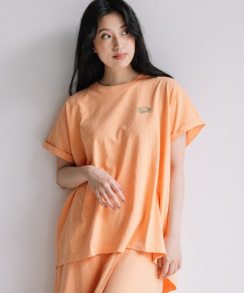 FRUIT OF THE LOOM(フルーツオブザルーム)の「バックアシンメトリースリットTシャツ / 半袖 / スリット / ロゴ / ワンポイント / カジュアル / セットアップ(Tシャツ/カットソー・レディース・ブラウン/グレー/オレンジ/グリーン・M/L)」の1枚目の写真