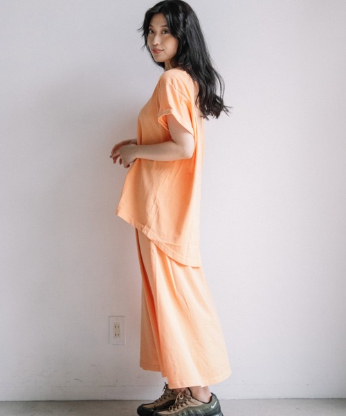 FRUIT OF THE LOOM(フルーツオブザルーム)の「バックアシンメトリースリットTシャツ / 半袖 / スリット / ロゴ / ワンポイント / カジュアル / セットアップ(Tシャツ/カットソー・レディース・ブラウン/グレー/オレンジ/グリーン・M/L)」の7枚目の写真