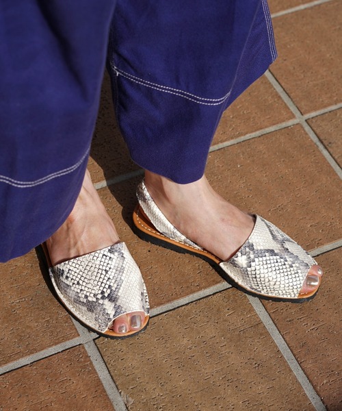 PENELOPE（ペネローペ）の「PENELOPE (ペネロペ)  メノルカサンダル（サンダル・レディース・ブラック/グレー/シルバー・38/37/36）」の2枚目の写真