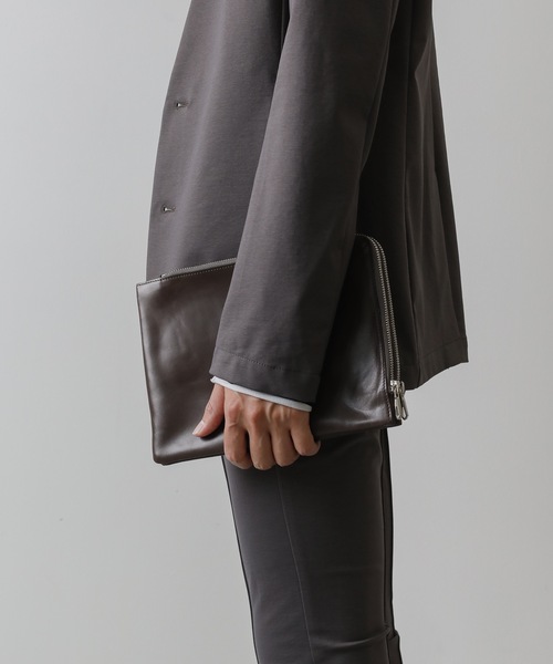 ATTACHMENT(アタッチメント)の「COW LEATHER SHOULDER CLUTCH BAG(クラッチバッグ・メンズ・ブラック/ブラウン・ONESIZE)」の3枚目の写真