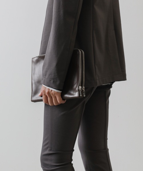 ATTACHMENT(アタッチメント)の「COW LEATHER SHOULDER CLUTCH BAG(クラッチバッグ・メンズ・ブラック/ブラウン・ONESIZE)」の4枚目の写真