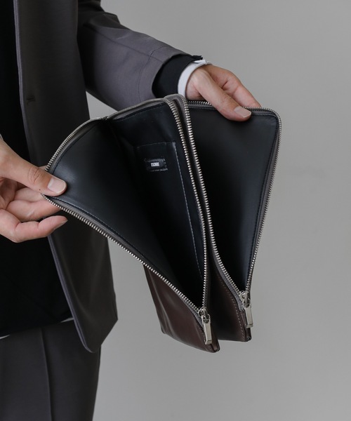 ATTACHMENT(アタッチメント)の「COW LEATHER SHOULDER CLUTCH BAG(クラッチバッグ・メンズ・ブラック/ブラウン・ONESIZE)」の5枚目の写真