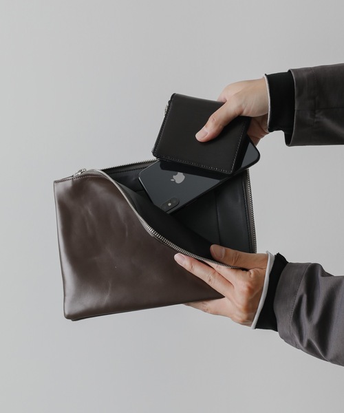 ATTACHMENT(アタッチメント)の「COW LEATHER SHOULDER CLUTCH BAG(クラッチバッグ・メンズ・ブラック/ブラウン・ONESIZE)」の6枚目の写真