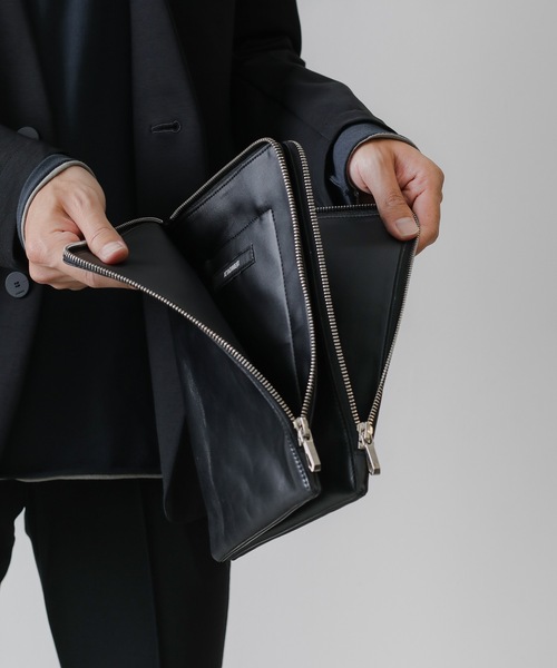 ATTACHMENT(アタッチメント)の「COW LEATHER SHOULDER CLUTCH BAG(クラッチバッグ・メンズ・ブラック/ブラウン・ONESIZE)」の13枚目の写真