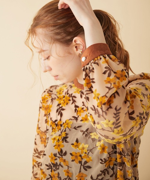 MADEMOISELLE ROPE'(マドモアゼル ロペ)の「【セットアップ対応】フロッキーフラワーバックオープンブラウス(シャツ/ブラウス・レディース・ブラウン系その他/ブルー系その他・38)」の5枚目の写真