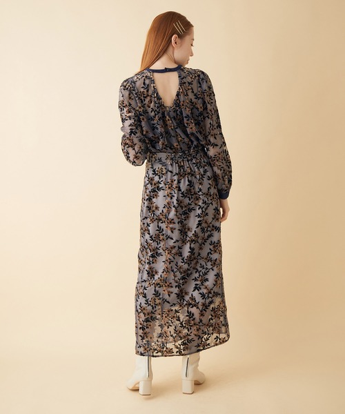 MADEMOISELLE ROPE'(マドモアゼル ロペ)の「【セットアップ対応】フロッキーフラワーバックオープンブラウス(シャツ/ブラウス・レディース・ブラウン系その他/ブルー系その他・38)」の4枚目の写真