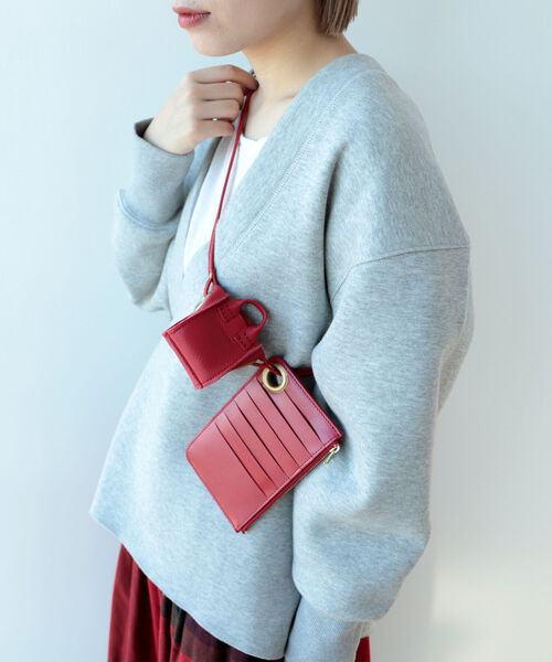 BEAMS BOY(ビームスボーイ)の「BEAMS BOY / ビッグ ハトメ フラグメント ケース(財布・レディース・ブラック/レッド・ONE SIZE)」の2枚目の写真