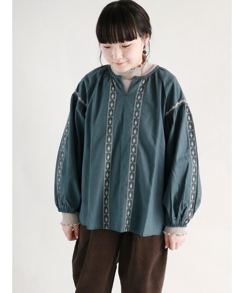 Samansa Mos2（サマンサ モスモス）の「刺繍ギャザーブラウス（シャツ/ブラウス・レディース・ベージュ/ブルー/ボルドー/チャコール・ﾌﾘ-）」の3枚目の写真