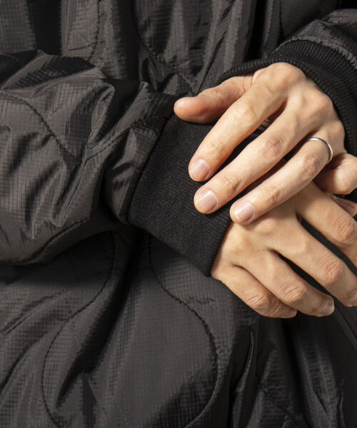 UNIVERSAL OVERALL(ユニバーサルオーバーオール)の「【WEB限定】【UNIVERSAL OVERALL/ユニバーサルオーバーオール】QUILT HOODIE 中綿キルティングフーディ(ブルゾン・メンズ・オリーブ/オレンジ/ブラック・LARGE)」の11枚目の写真