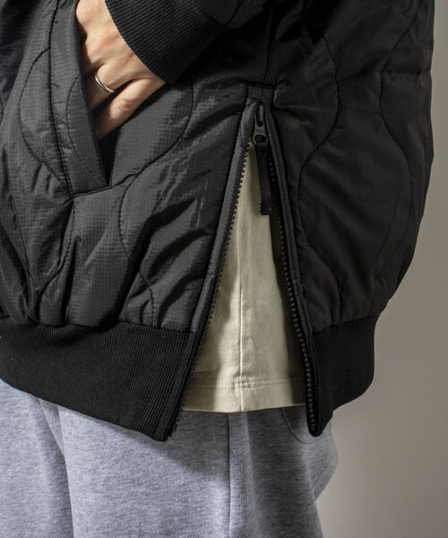 UNIVERSAL OVERALL(ユニバーサルオーバーオール)の「【WEB限定】【UNIVERSAL OVERALL/ユニバーサルオーバーオール】QUILT HOODIE 中綿キルティングフーディ(ブルゾン・メンズ・オリーブ/オレンジ/ブラック・LARGE)」の12枚目の写真