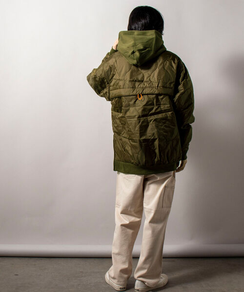 UNIVERSAL OVERALL(ユニバーサルオーバーオール)の「【WEB限定】【UNIVERSAL OVERALL/ユニバーサルオーバーオール】QUILT HOODIE 中綿キルティングフーディ(ブルゾン・メンズ・オリーブ/オレンジ/ブラック・LARGE)」の16枚目の写真