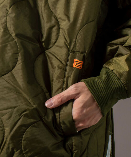 UNIVERSAL OVERALL(ユニバーサルオーバーオール)の「【WEB限定】【UNIVERSAL OVERALL/ユニバーサルオーバーオール】QUILT HOODIE 中綿キルティングフーディ(ブルゾン・メンズ・オリーブ/オレンジ/ブラック・LARGE)」の22枚目の写真